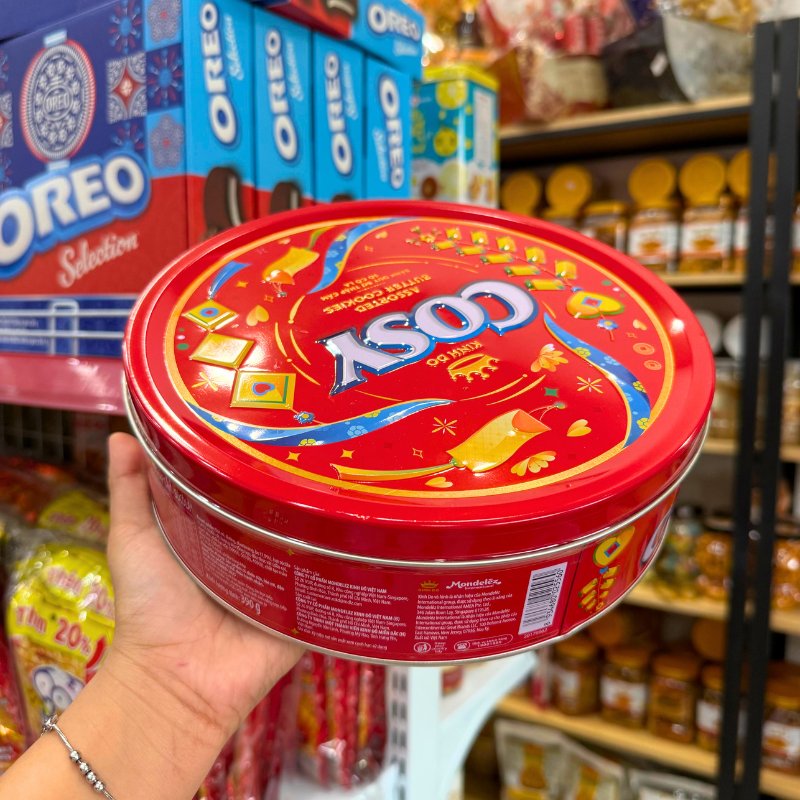Kho sỉ bánh Cosy Quy Bơ Thập Cẩm Vị Socola - Bánh Kinh Đô Cosy Socola Hộp Thiếc Tròn Đỏ 390g - Kèm Túi Kho sỉ bánh Cosy Quy Bơ Thập Cẩm Vị Socola - Bánh Kinh Đô Cosy Socola Hộp Thiếc Tròn Đỏ 390g - Kèm Túi