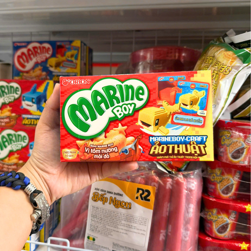 Bánh Cá ORION MARINE BOY Vị Tôm Nướng Môi Đỏ 35g - Hộp Đỏ Bánh Cá ORION MARINE BOY Vị Tôm Nướng Môi Đỏ 35g - Hộp Đỏ