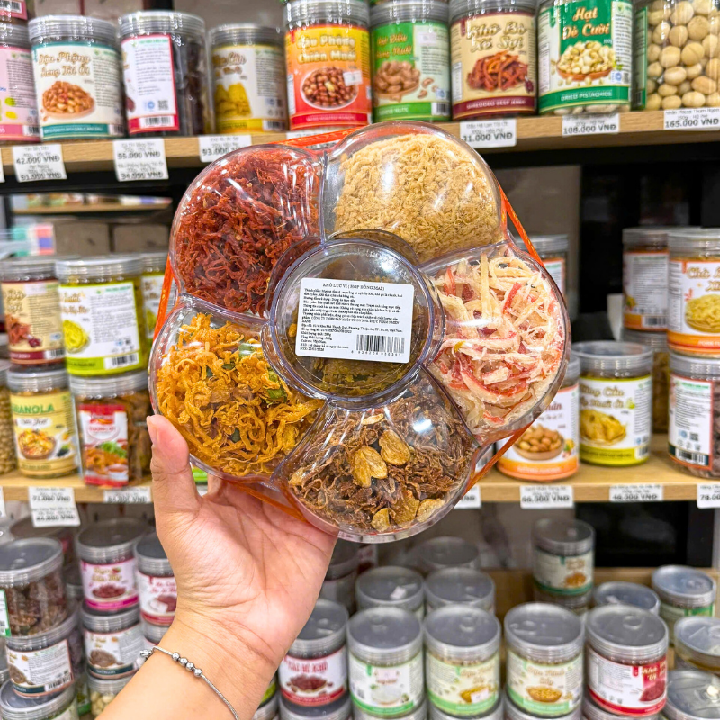 Hộp Qùa Tết Set Khô Lục Vị 2026 (Mực xé, khô gà lá chanh, khô tẩm vị heo, khô tẩm vị bò, chà bông xù) Hộp Qùa Tết Set Khô Lục Vị 2026 (Mực xé, khô gà lá chanh, khô tẩm vị heo, khô tẩm vị bò, chà bông xù)