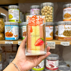 1 Cái Bánh Bông Lan Tam Giác CHUNSANJIAO Vị Dâu - Màu Hồng - BBLTGCVD01