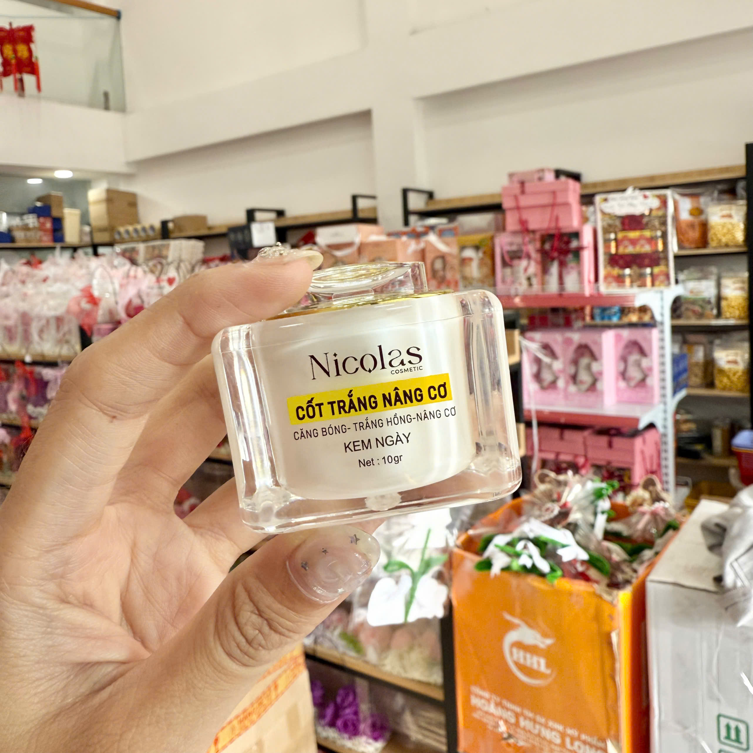 28493_z7582933186290-b48e275b155c6390481c6ed9d73edf4c_20260303163113.png Kem Face Cốt Trắng Căng Bóng Nâng Cơ Nicolas Nicos Beauty Thanh Nhi 10gr - Phiên Bản Mới - 8938549741004