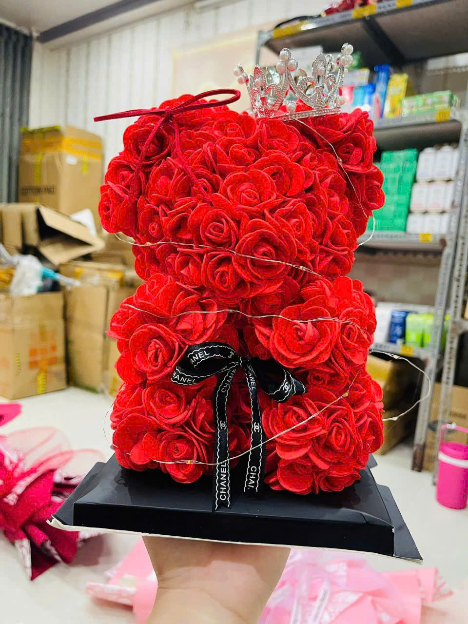 28526_z7575937707004-01c2a40cc98fdda763ba1ad3668d4931_20260301162913.png Hộp Quà Tặng Hoa Hồng Gấu Nhân Tạo - GHH01