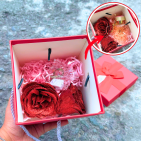 Hộp Quà Giấy Vuông Màu Đỏ Nắp Rời Có Quai Xách - Hộp Có Hoa Kim Tuyến Rơm Đèn Đom Đóm - HOPQUAGIAY02