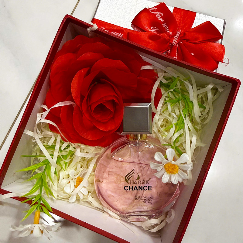 Set Hộp Quà Tặng Nước Hoa Nữ Charme Chance Hồng 50ml - Hộp Hoa Rơm Nhiều Màu Set Hộp Quà Tặng Nước Hoa Nữ Charme Chance Hồng 50ml - Hộp Hoa Rơm Nhiều Màu