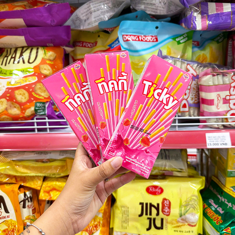 Bánh Que Đũa Phủ Dâu Ticky Uni Firms Combo 3 Hộp - Màu Hồng Bánh Que Đũa Phủ Dâu Ticky Uni Firms Combo 3 Hộp - Màu Hồng