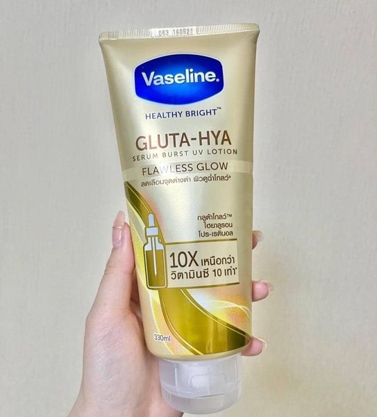   Serum Vaseline Gluta-Hya chứa Glutathione - dưỡng chất vàng trong làng dưỡng trắng da. Muốn dưỡng trắng da phải tậu ngay em này.