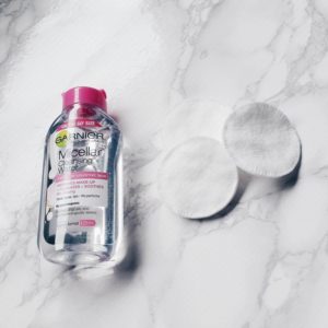 Nước tẩy trang Garnier Micellar Cleansing Water màu hồng  dành cho da nhạy cảm