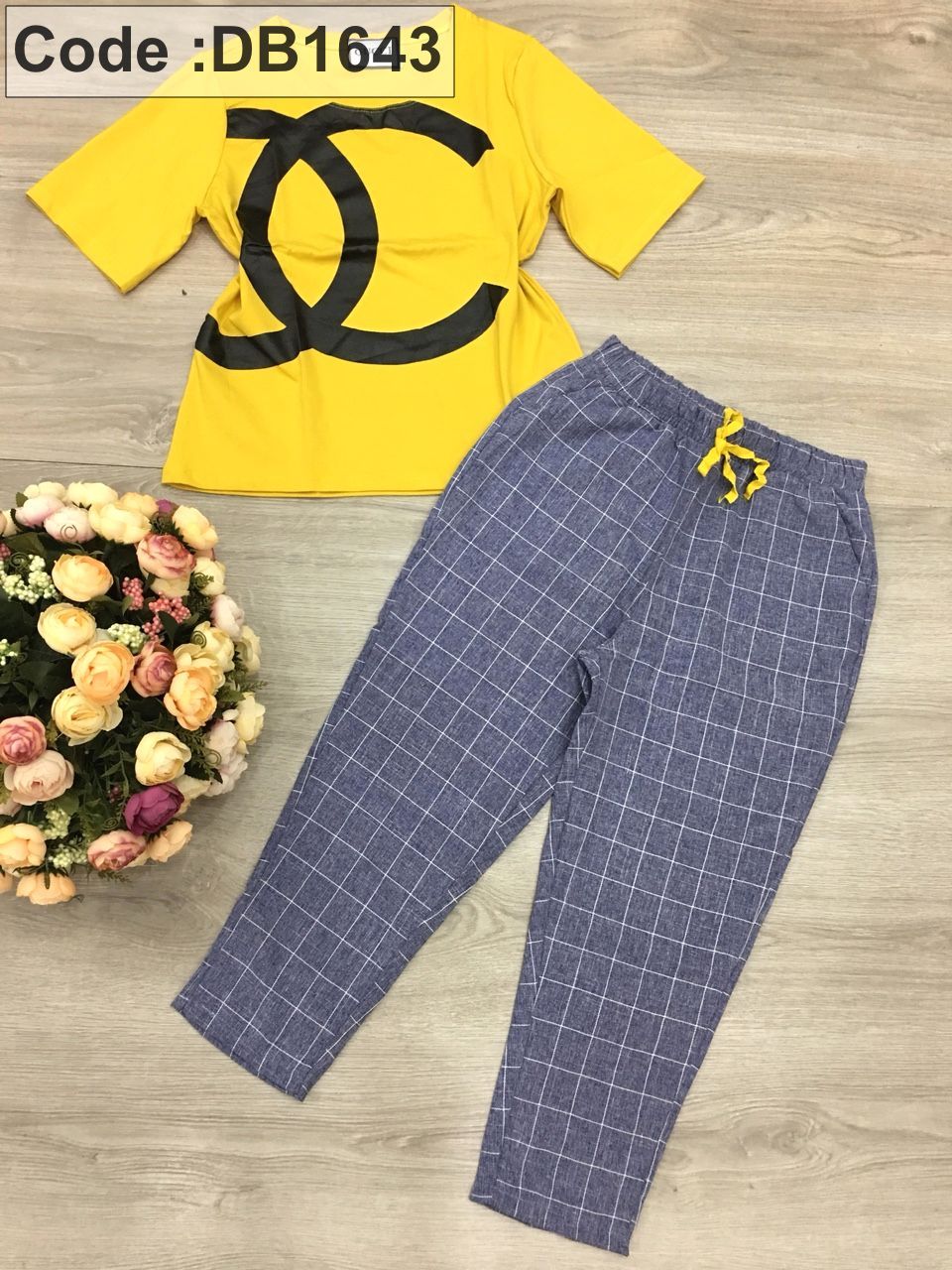 Bộ quần lỡ kaki phối áo thun logo X