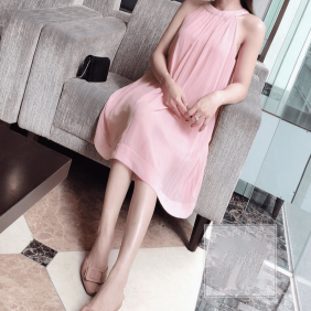 Đầm cổ yếm màu hồng xếp ly
