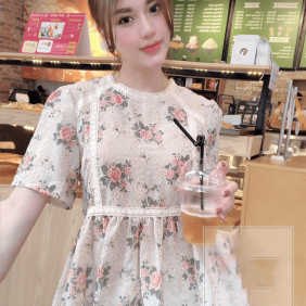 Áo voan in hoa viền ren màu kem