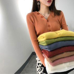 Áo len nữ tay dài phối nút Mongtogi - AG636