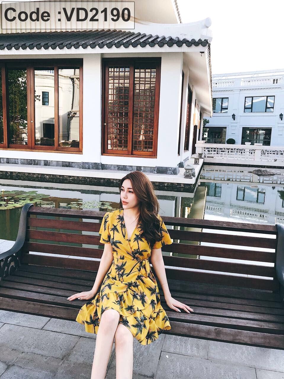 Đầm lụa vàng in hoa lá đắp chéo ngực