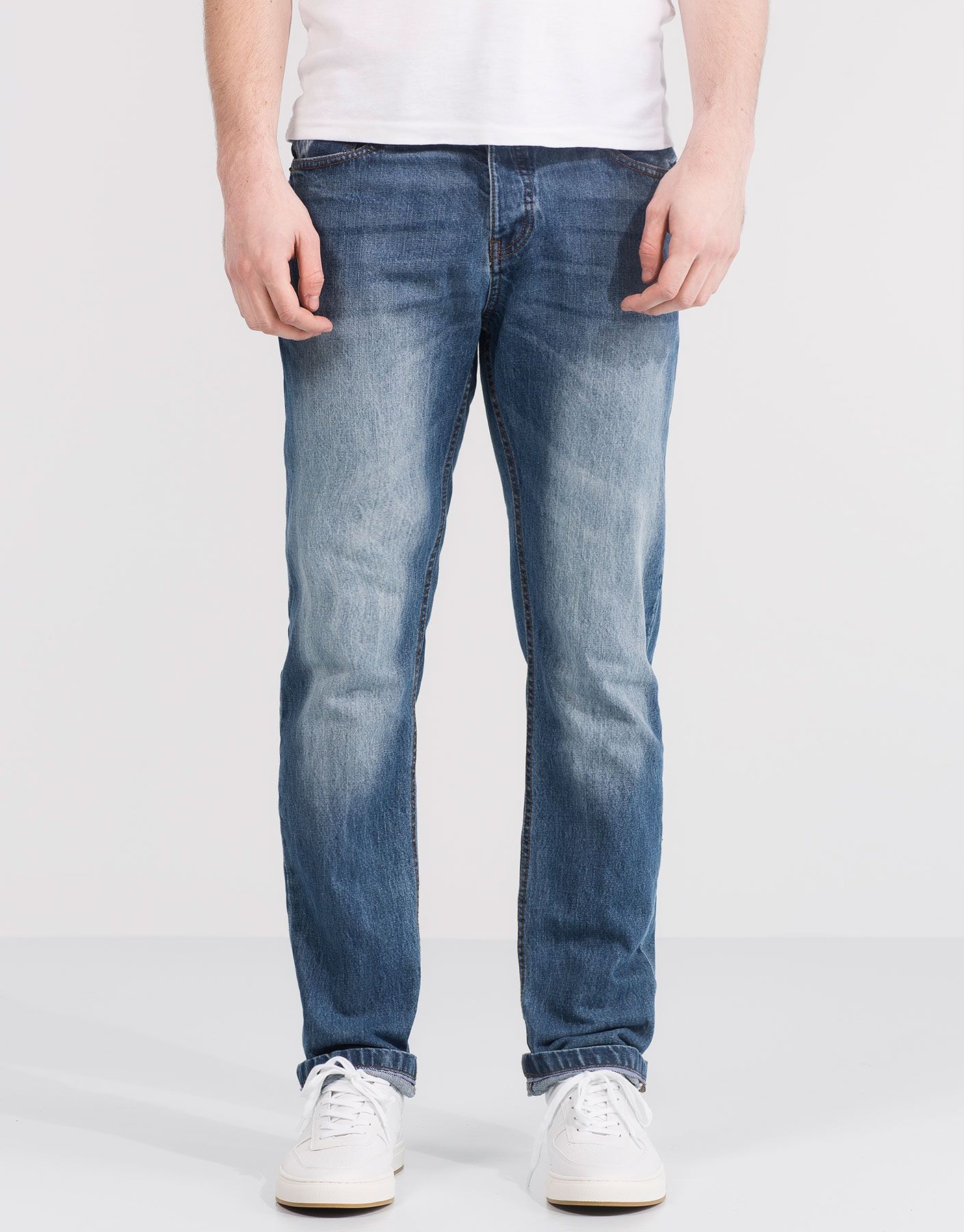 Quần jeans nam ống rộng là chiếc quần tuy mang hơi hướng cổ điển nhưng chưa bao giờ lỗi mốt.