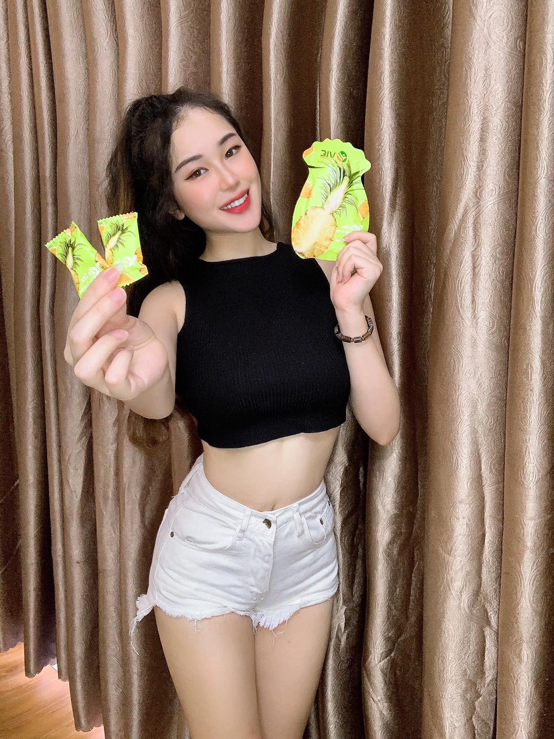 Tự tin khoe dáng cùng kẹo dứa VIC