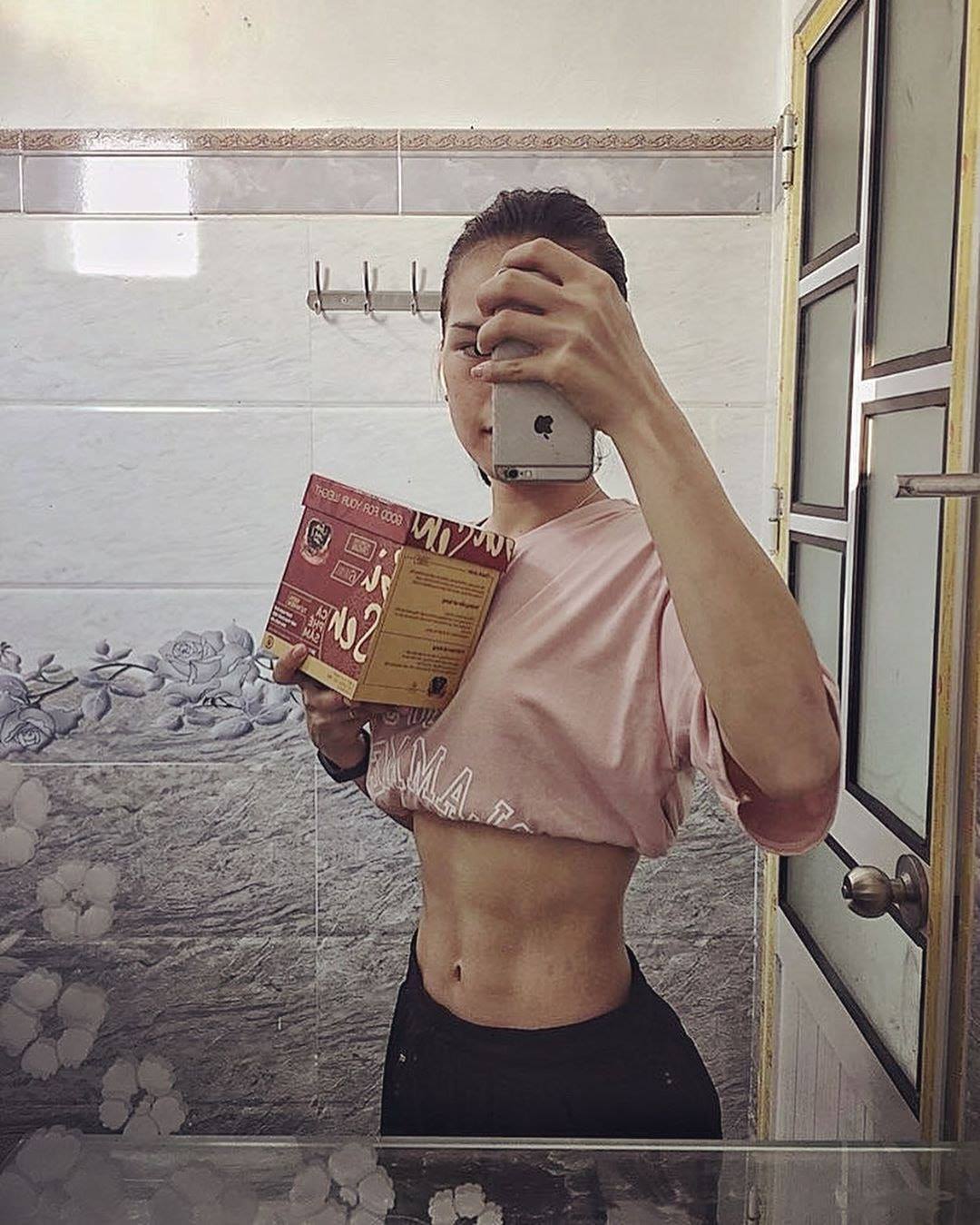 Khách dùng cà phê Sâm body đẹp như này mà tưởng cơ bụng của Idol Fitness nào không đó