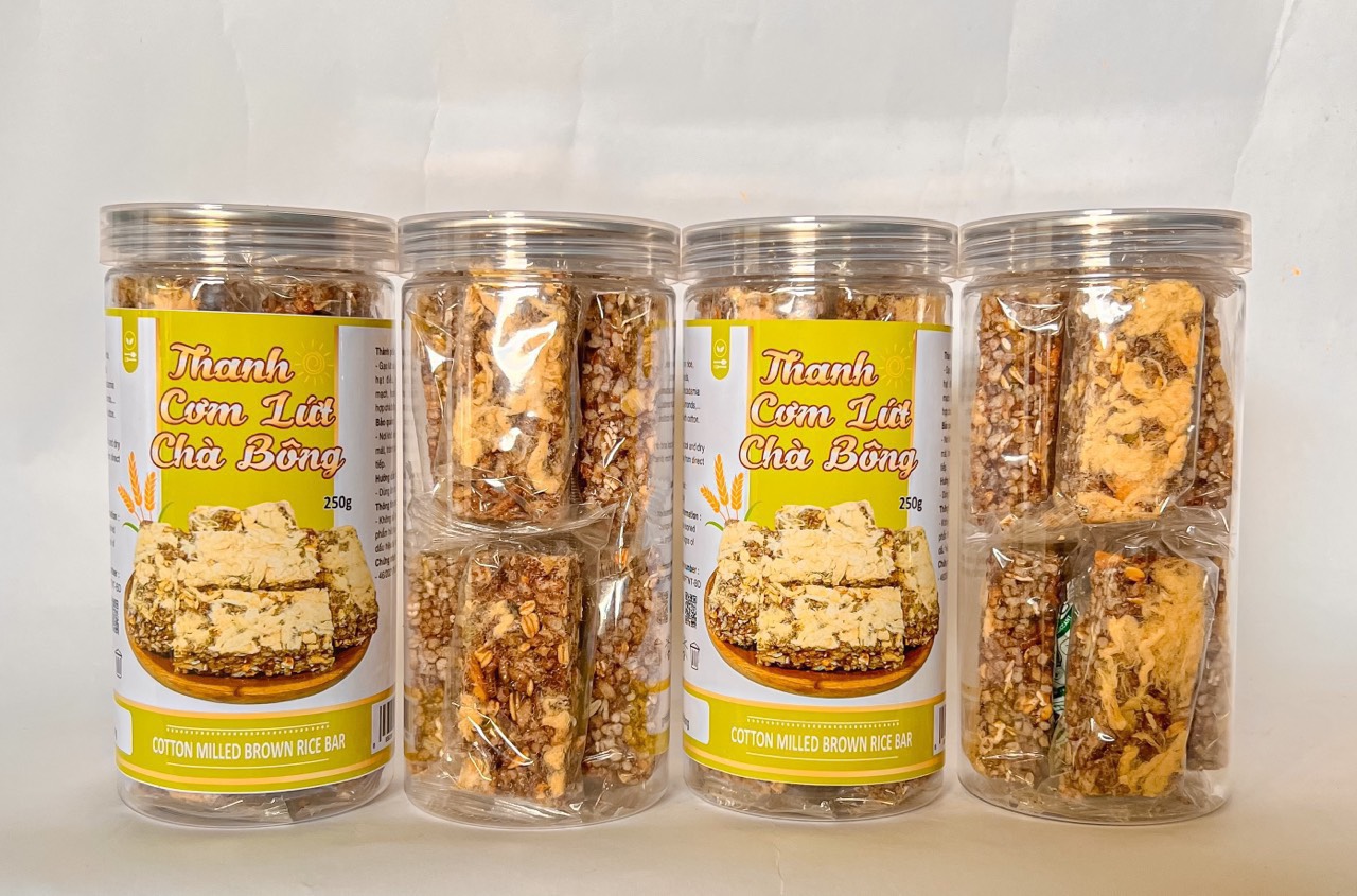 Tết này shop em có bán thêm đồ ăn vặt nha khách có đầy đủ các món luôn ạ