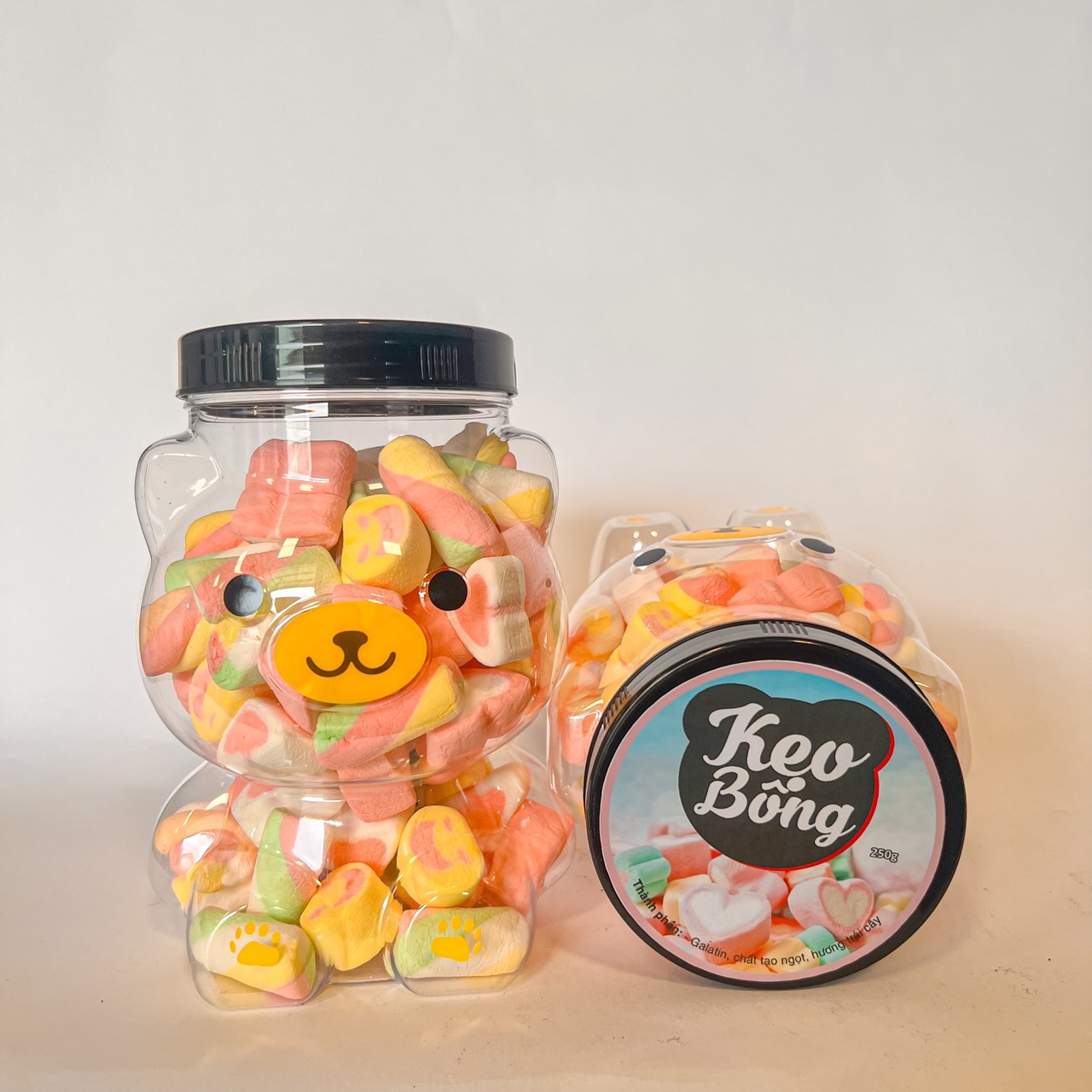 Tết này shop em có bán thêm đồ ăn vặt nha khách có đầy đủ các món luôn ạ