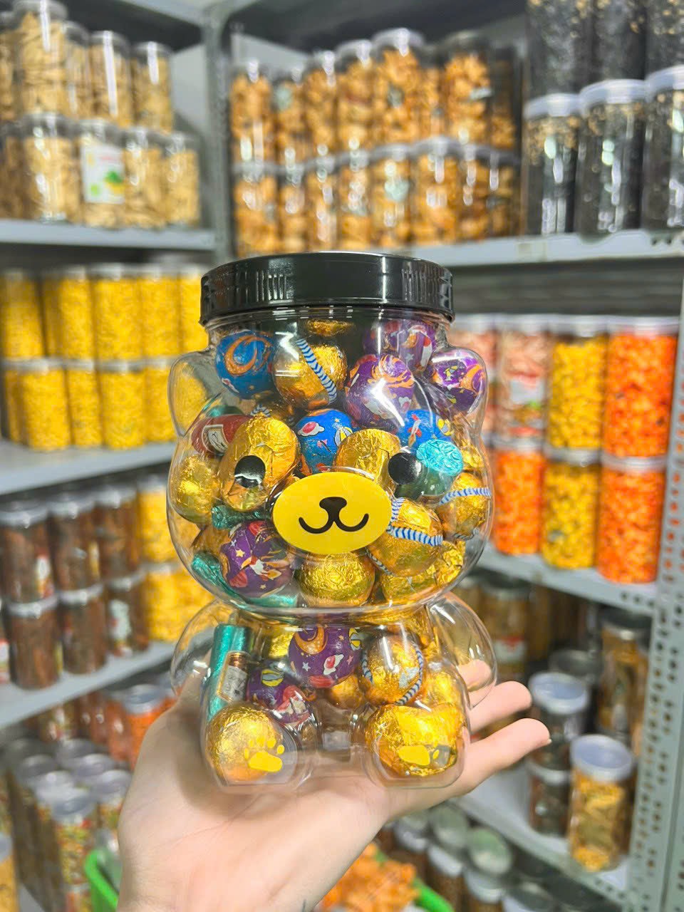 Tết này shop em có bán thêm đồ ăn vặt nha khách có đầy đủ các món luôn ạ