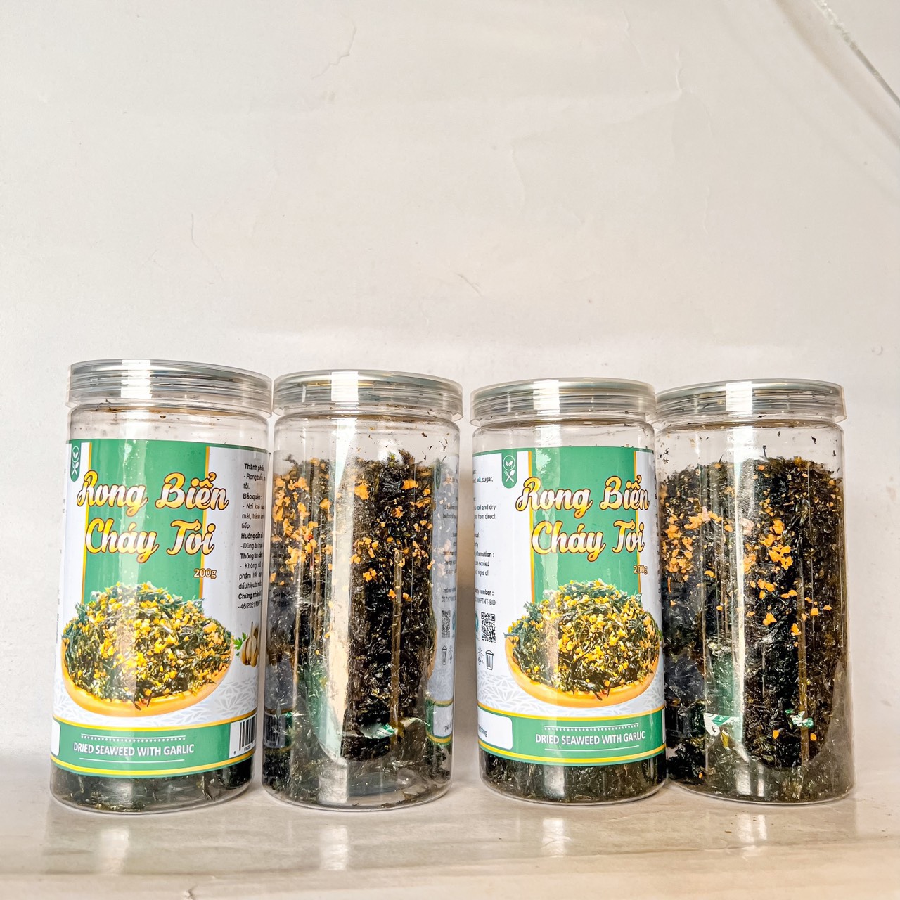 Tết này shop em có bán thêm đồ ăn vặt nha khách có đầy đủ các món luôn ạ