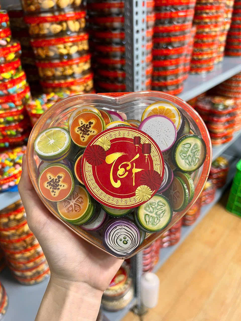Tết này shop em có bán thêm đồ ăn vặt nha khách có đầy đủ các món luôn ạ
