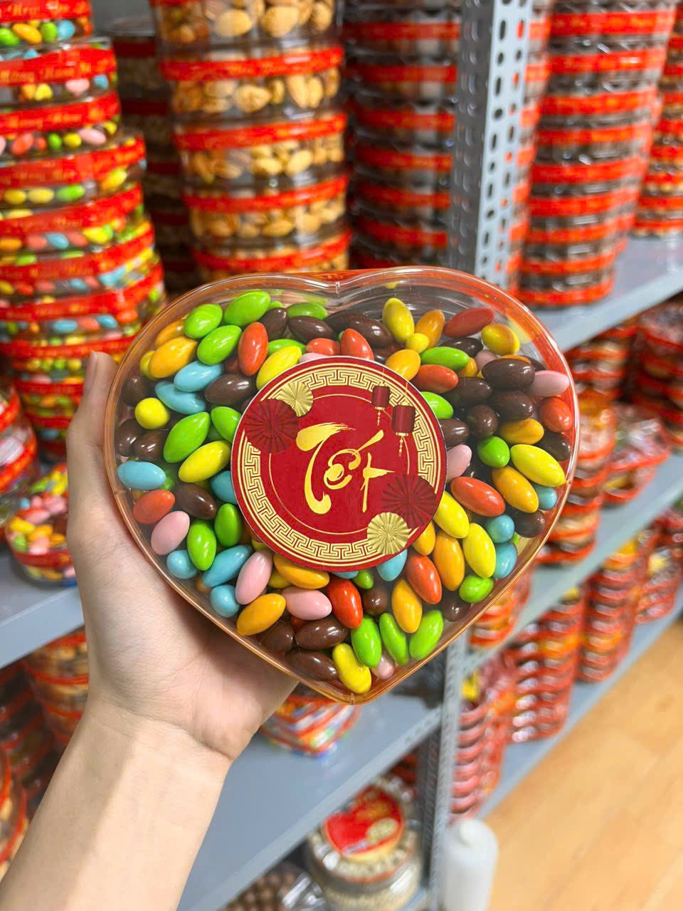 Tết này shop em có bán thêm đồ ăn vặt nha khách có đầy đủ các món luôn ạ