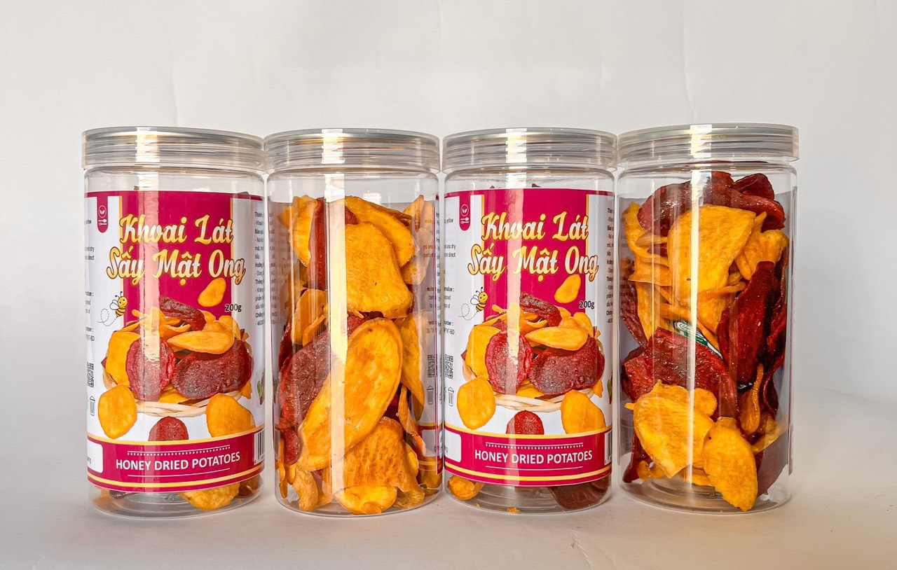 Tết này shop em có bán thêm đồ ăn vặt nha khách có đầy đủ các món luôn ạ
