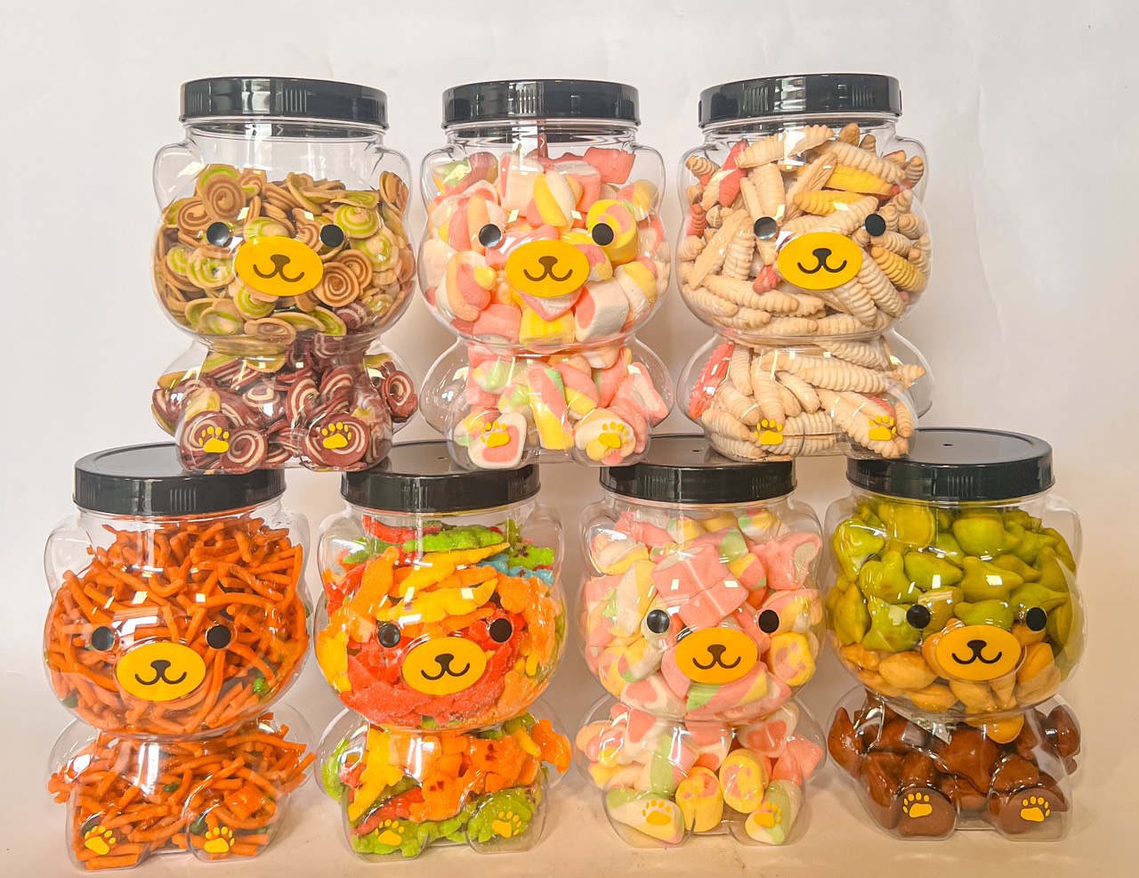 Tết này shop em có bán thêm đồ ăn vặt nha khách có đầy đủ các món luôn ạ