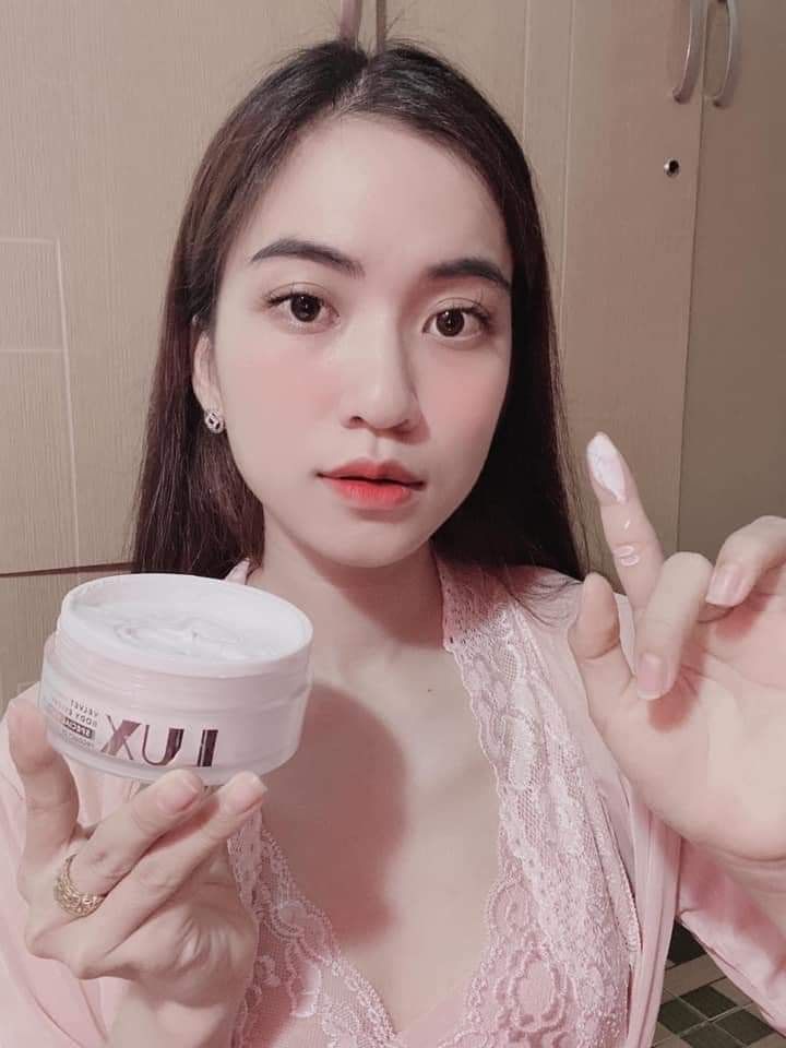 Các chị em xinh đẹp cùng tinh chất kem body Lux