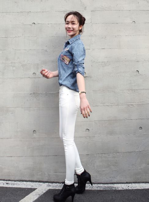 Dù ở đâu quần skinny jeans trắng đều có thể đem lại cho bạn vẻ đẹp kín đáo, nghiêm túc và cũng rất nữ tính.